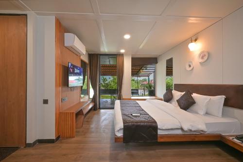 1 double bed, 1 twin bed