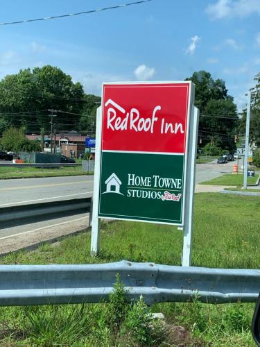 HomeTowne Studios By Red Roof Mystic - New London in New London, USA