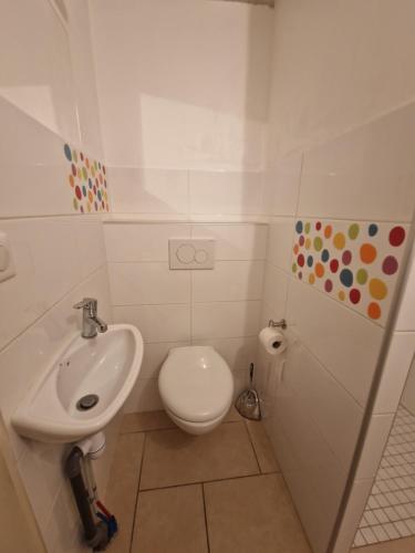 Bathroom, Studio Le Plancher in Bathernay