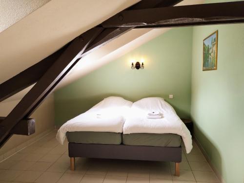 1 queen bed, 3 twin beds