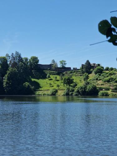 Tuvākā izklaides vieta, Gastehaus "Am weißen Stein" in Faid