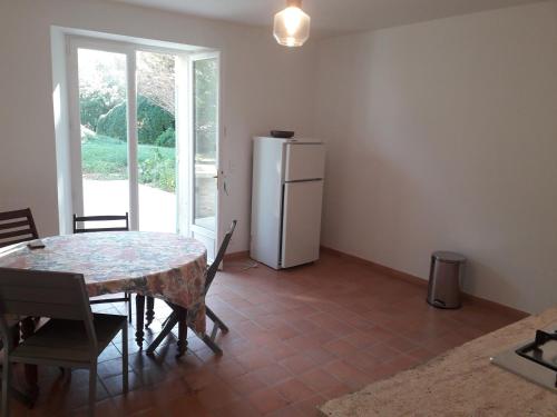 La Maison Cassée (La Maison Cassee) in Malemort-du-Comtat
