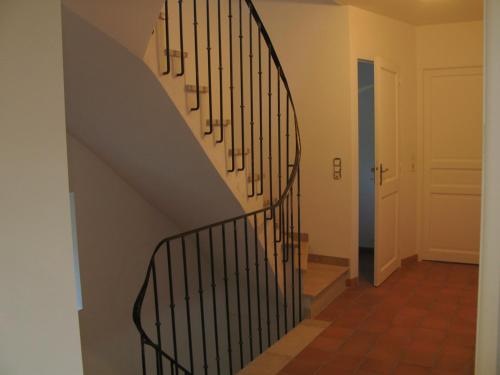 La Maison Cassée (La Maison Cassee) in Malemort-du-Comtat