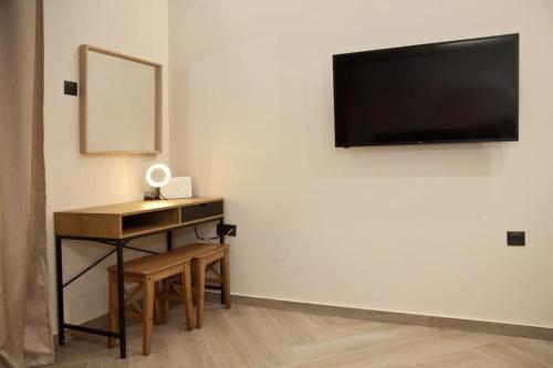 Central Athens Studio Oasis for Urban Explorers - image 3