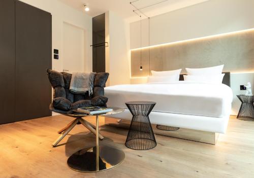 Deluxe Lounge image 2