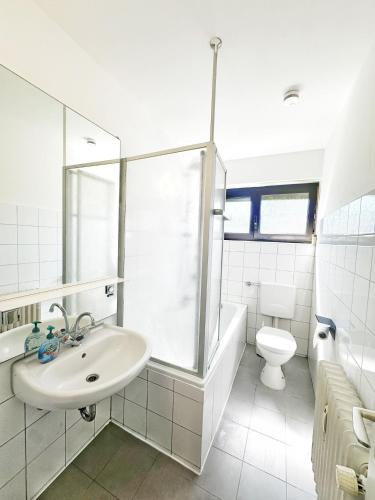 ฝักบัว, Wohnung Niedernhausen 60 qm 7 Einzelbetten Stellplatz in นีเดอร์เฮาเซน