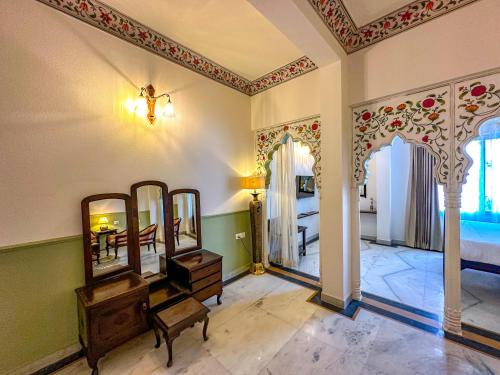 room detail thumbnail 1