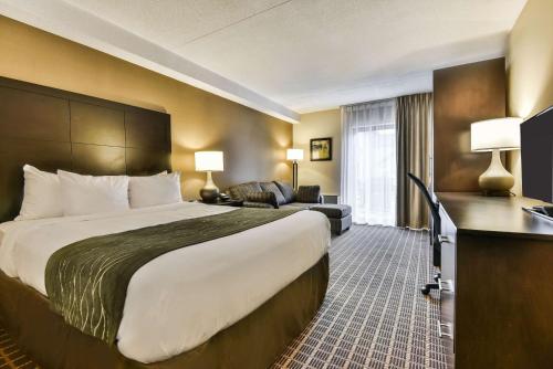 Comfort Inn Windsor Room Type - King Room with Sofa Bed - Top Floor