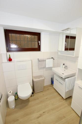 Badkamer, Gemütliches Schwarzwald-Apartment im ruhigen Untergeschoss eines Hauses (Gemutliches Schwarzwald-Apartment im ruhigen Untergeschoss eines Hauses) in Denzlingen