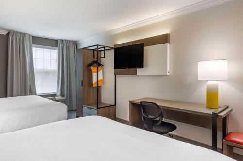 Comfort Inn & Suites - image 11