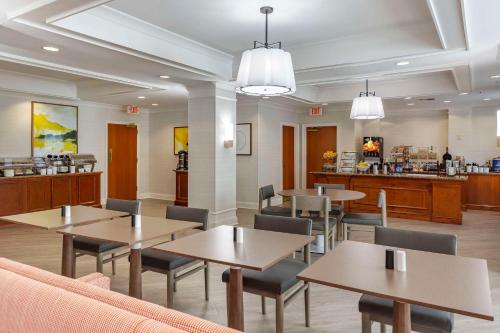 Comfort Inn & Suites - image 14