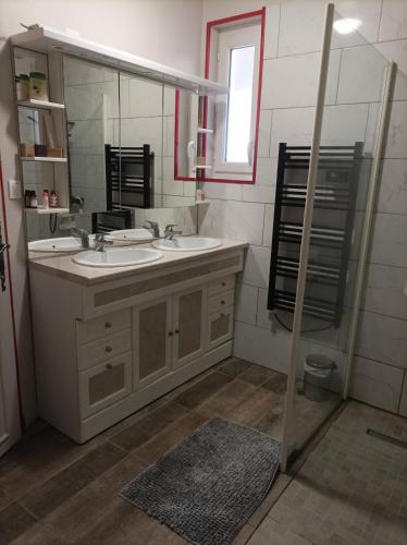 Vannas istaba, Le mas de la Treille in Fontenille-Saint-Martin-d'Entraigues