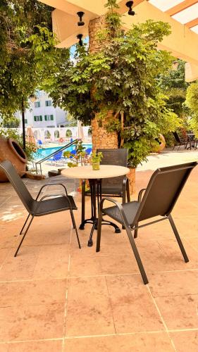 Navarria Hotel - image 13