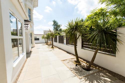 Modern Apartment Off-Road Parking King Bed Suite 1 in 馬佩爾里