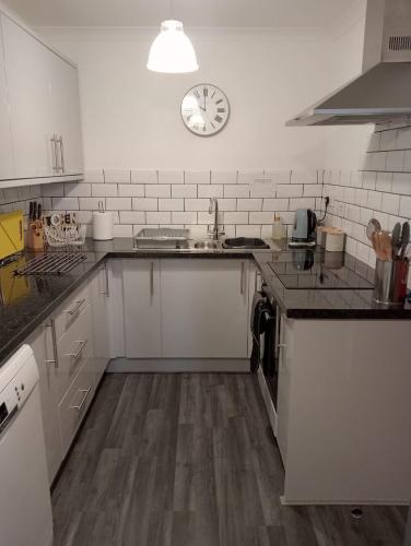 Self Catering Spacious 2 Bed Apartment with sea views in Porthendersona