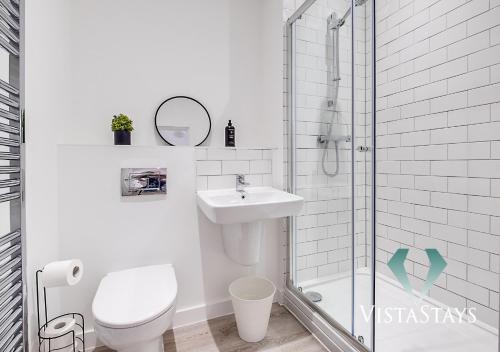 4BDR House By Vista Stays Short Lets & Serviced Accommodation Birmingham With Pool Table, PS4 & Free Parking, Birmingham (photo 10)