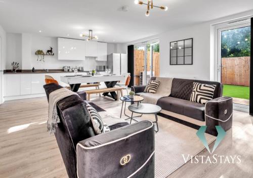 4BDR House By Vista Stays Short Lets & Serviced Accommodation Birmingham With Pool Table, PS4 & Free Parking, Birmingham (photo 6)