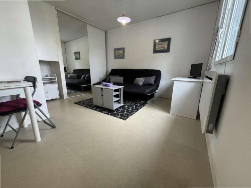 . Charmant Studio RDC à La Rochelle, Près de la Gare et Commerces, Parking Privé - FR-1-246-489