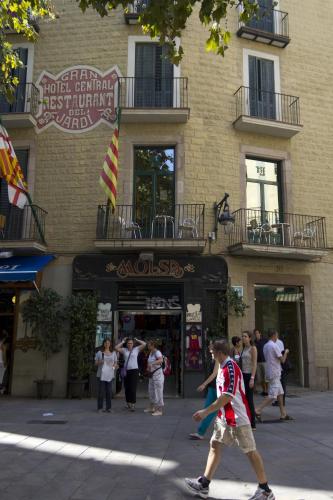 Bejárat, El Jardi near La Rambla