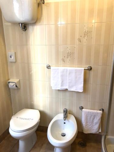 Economy Triple Room image 5