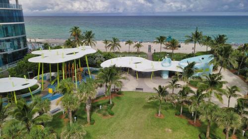 Beautiful Asian retreat 2bd 2bth Apt min to beach in Miami Beach, USA