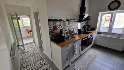 Konyha, Ferienwohnung mit Weitblick in Weiskirchen