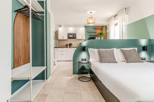 Japandi Apartment, Zona Porto Livorno con Balcone e Jacuzzi Idromassaggio 1