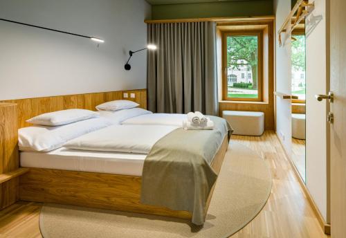 1 queen bed, 1 double bed