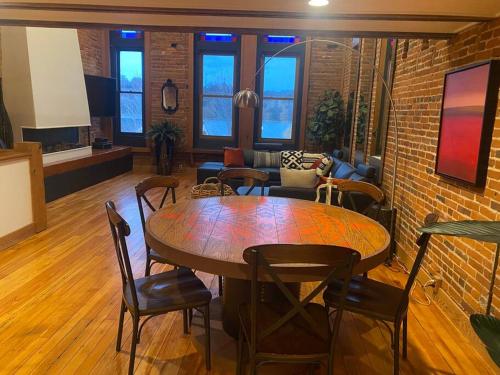 Lumberjack Inn with rooftop in Stillwater (MN)