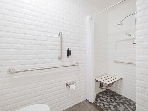 Double Room with Roll In Shower - Mobility Accessible/ Non- Smoking image 3