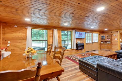 6 Mi to Town Robbinsville Apt with Deck and Grill in Robbinsville, USA