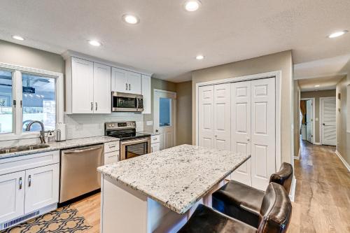 Charming Pinehurst Getaway with Golf Course View! in Pinehurst