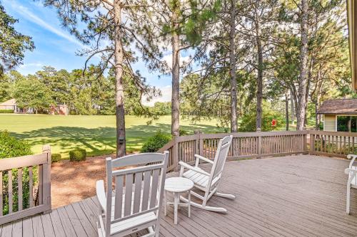 Charming Pinehurst Getaway with Golf Course View! in Pinehurst