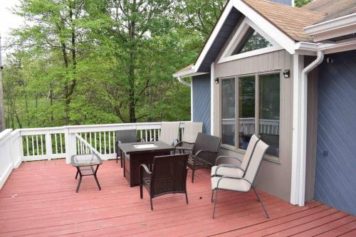 Big Blue Lake House complete with Game Room in Long Pond, USA