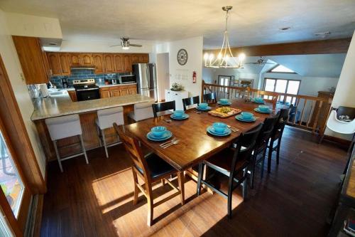 Big Blue Lake House complete with Game Room in Long Pond, USA