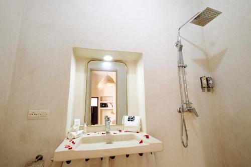 Queen Room with Balcony image 3