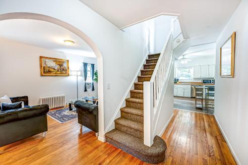 Charming 3BR Huntington House, Pet-Friendly! in Huntington, USA