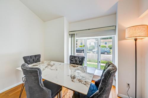 Charming 3BR Huntington House, Pet-Friendly! in Huntington, USA