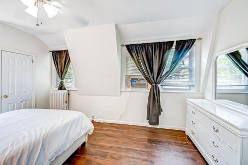 Charming 3BR Huntington House, Pet-Friendly! in Huntington, USA