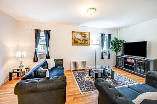 Charming 3BR Huntington House, Pet-Friendly! in Huntington, USA