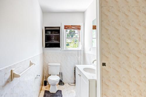 Charming 3BR Huntington House, Pet-Friendly! in Huntington, USA