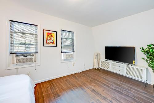 Charming 3BR Huntington House, Pet-Friendly! in Huntington, USA