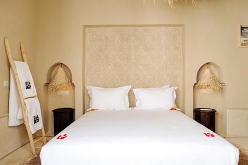 Queen Room with Balcony image 6