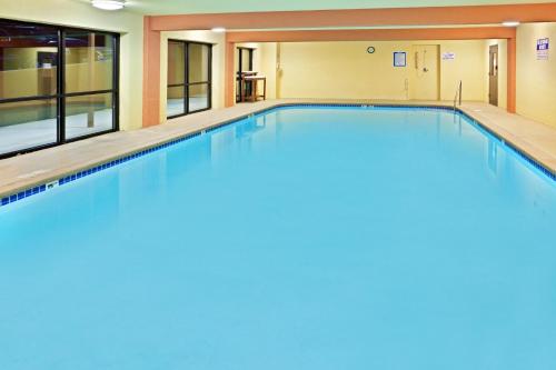 홀리데이 인 익스프레스 포틀랜드 사우스-레이크 오스위고 바이 IHG - 수영장