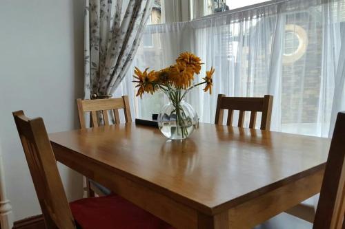 Lyndale self-catering apartment Sleeps 4 5