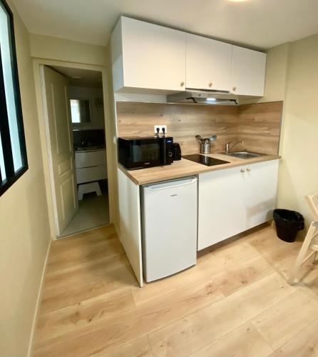 кухня, Charmant et moderne appartement, proche centre ville et gare, Paris St Lazare 22 min in Ербле
