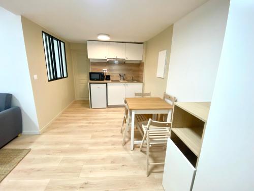 кухня, Charmant et moderne appartement, proche centre ville et gare, Paris St Lazare 22 min in Ербле
