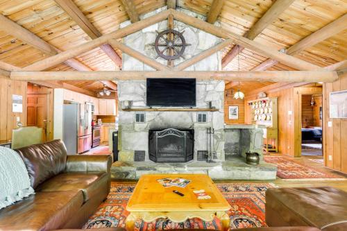 Cozy Jasper Cabin Walk to On-Site Waterfall! - image 7