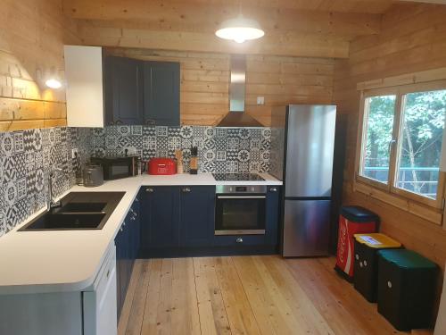 virtuve, Le chalet Péi Cosy & Nature proche de Périgueux (Le chalet Pei Cosy & Nature proche de Perigueux) in Marsaneix