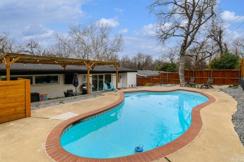 Úszómedence, Tipperary Oasis in Highland Meadows